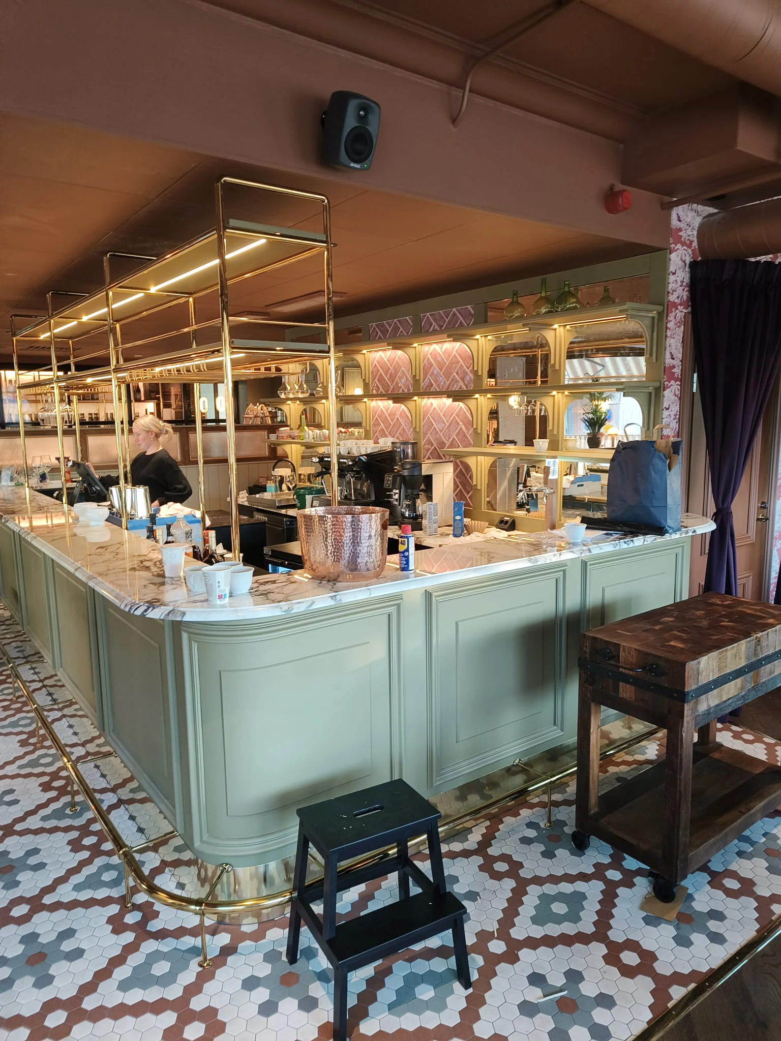Brasserie Deux, Tampere: Tahveldatud baar marmorleti ja messingriiulitega