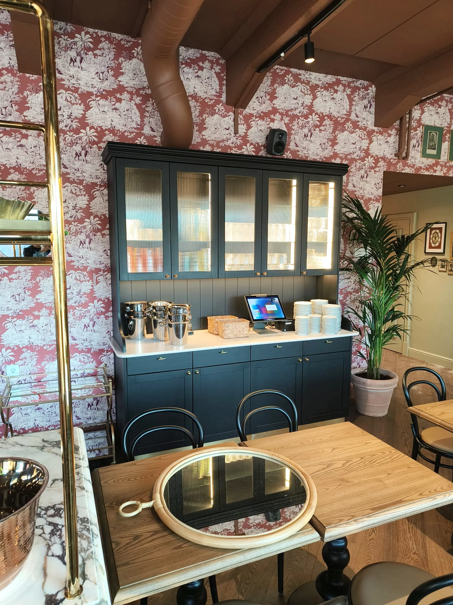 Brasserie Deux, Tampere: Tume vitriinkapp ja mustriline tapeet