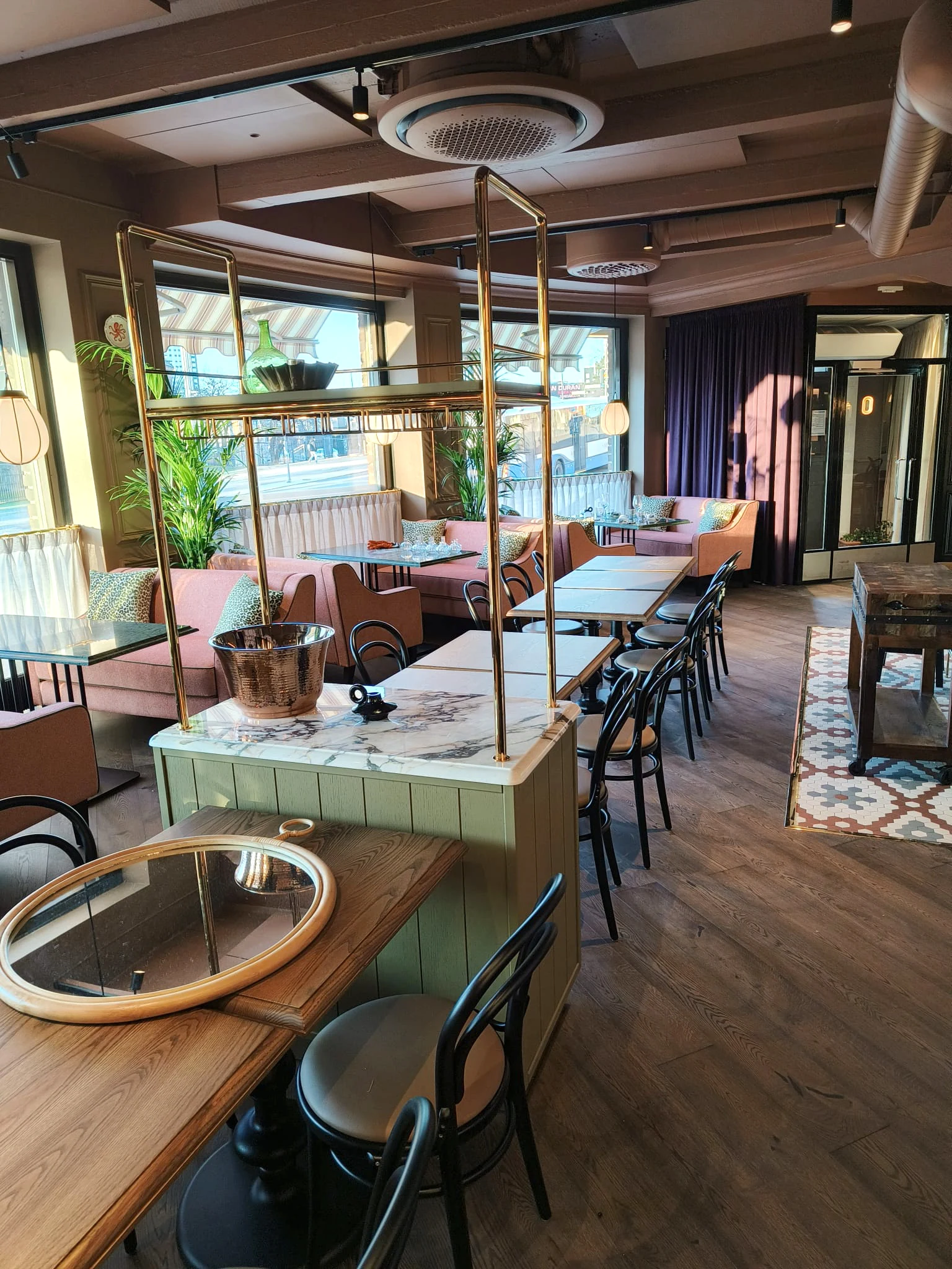Brasserie Deux, Tampere: Marmorkattega vaheseina ja messingriiulitega söögiala