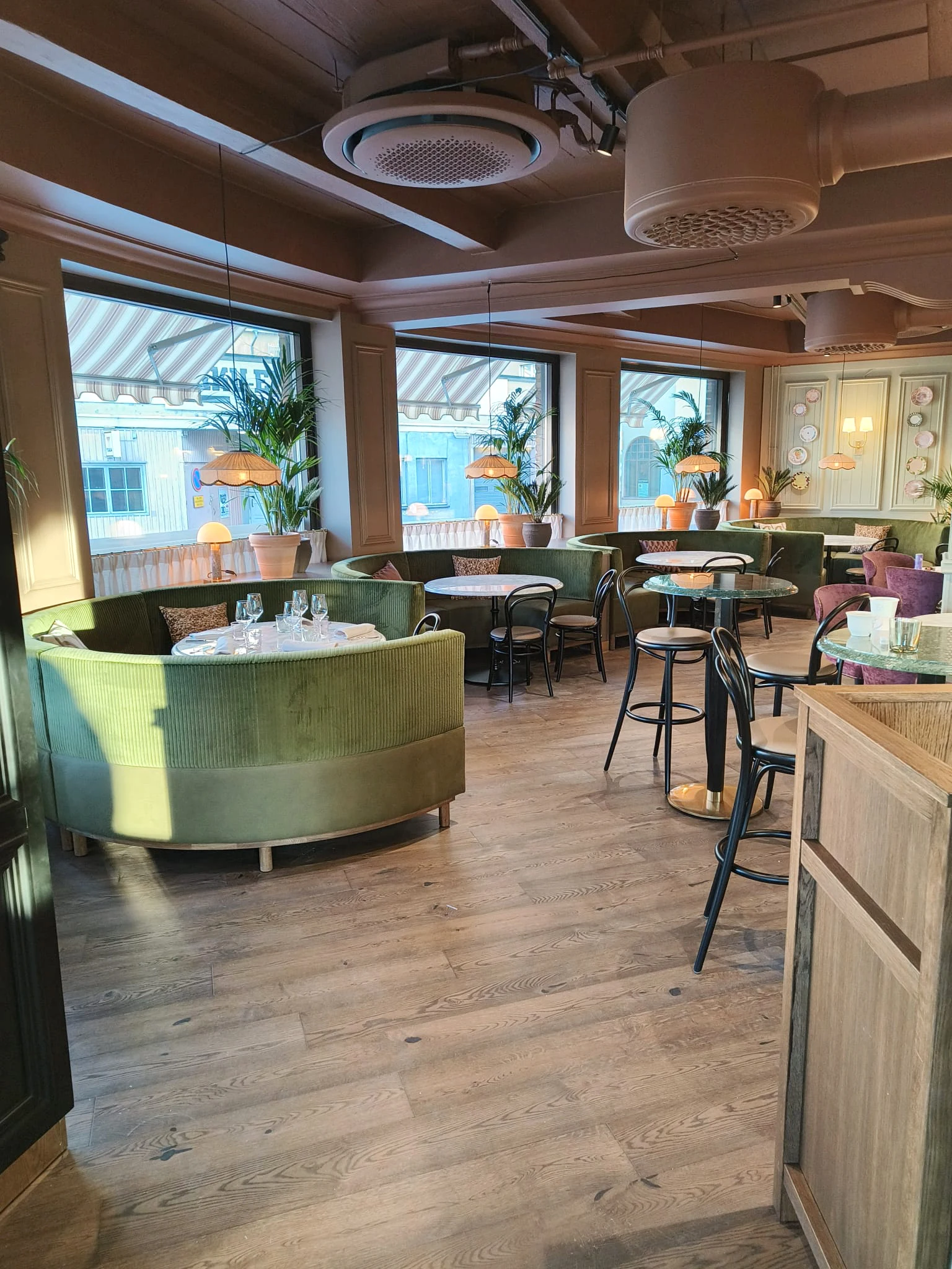 Brasserie Deux, Tampere: Rohelised istumisboksid restorani akende ääres