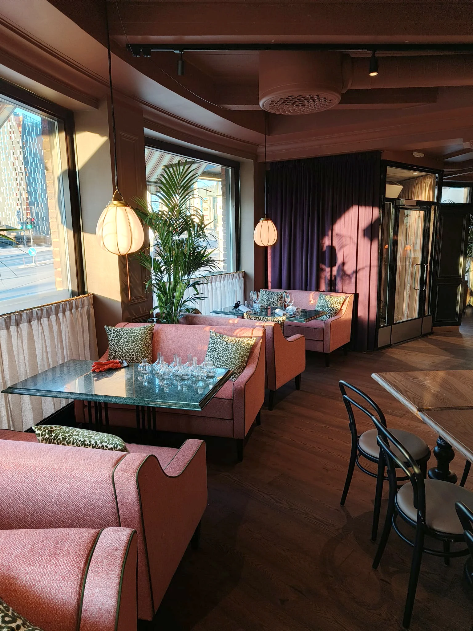 Brasserie Deux, Tampere: Roosad istumisboksid ja rippvalgustid akende ääres